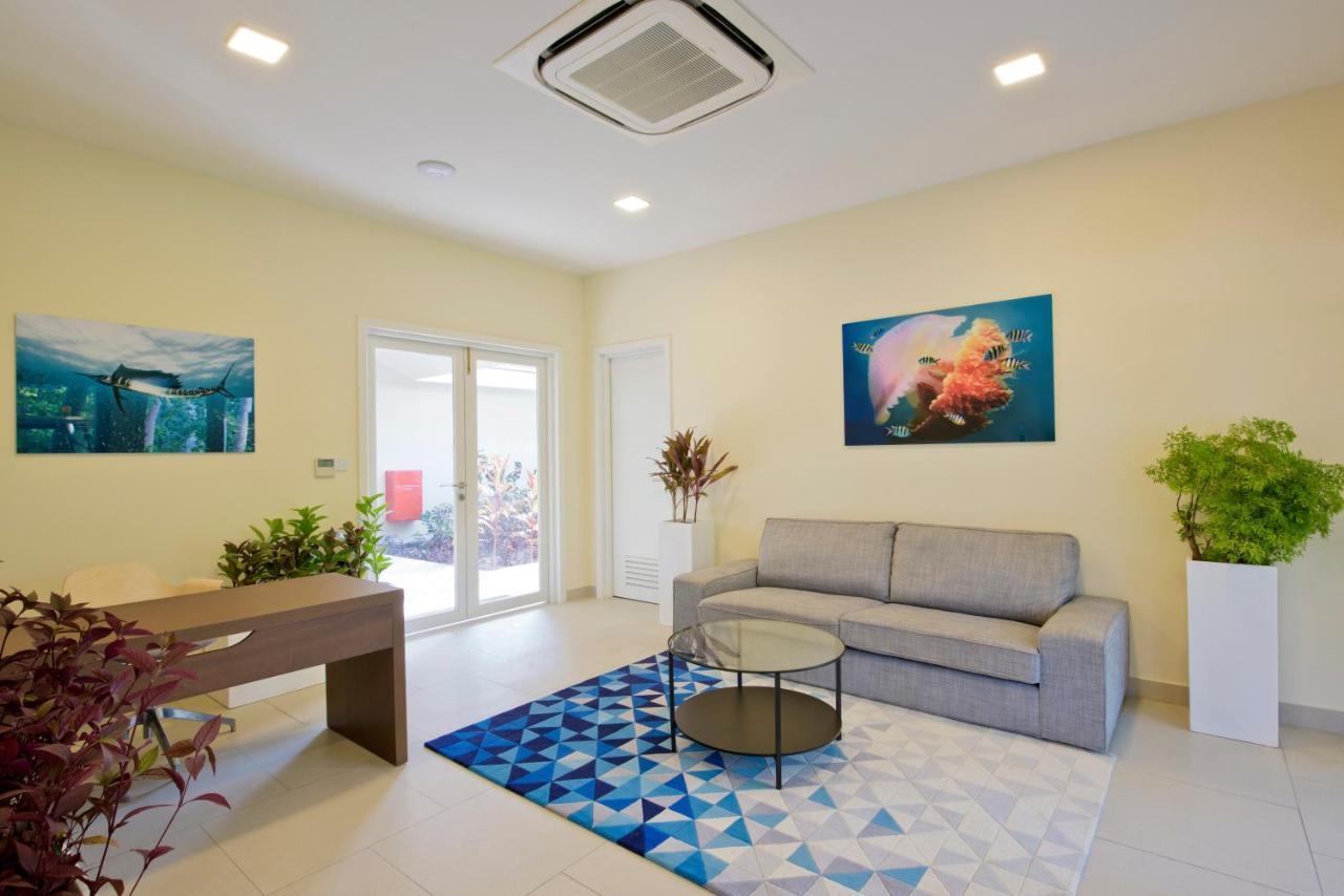 Kandima Maldives - 50 Percent Off On Return Domestic Flight Transfers On Stays 4 Nights Or More Between 01 Apr & 10 Oct 2025 Kudahuvadhoo Esterno foto A living room with a carpet