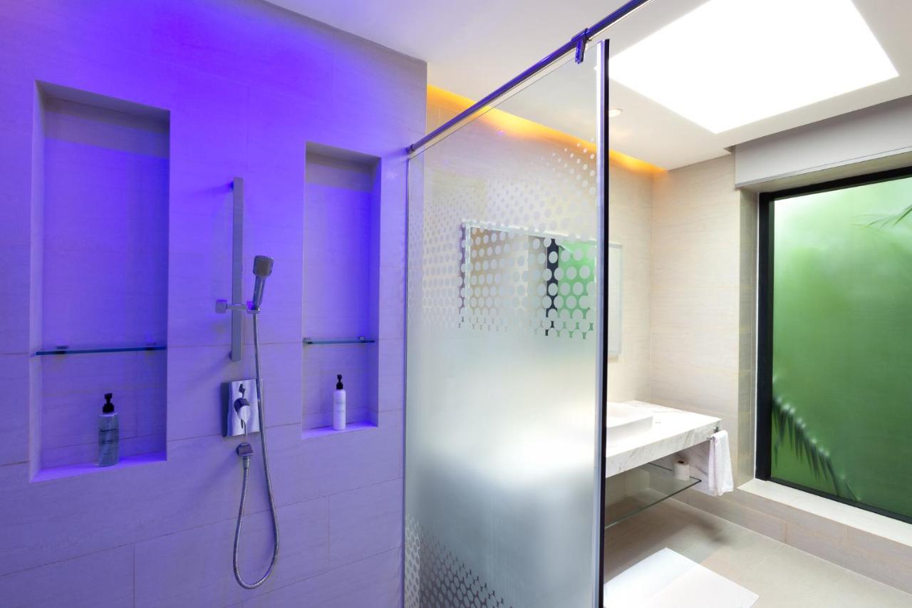 Kandima Maldives - 50 Percent Off On Return Domestic Flight Transfers On Stays 4 Nights Or More Between 01 Apr & 10 Oct 2025 Kudahuvadhoo Esterno foto A shower with a sliding door